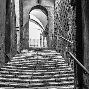 pitigliano-jewish-ghetto-stone-stairway-tuscany-italy