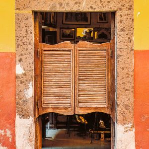 wooden-saloon-doors-weathered-doorway-san-miguel-de-allende-mexico